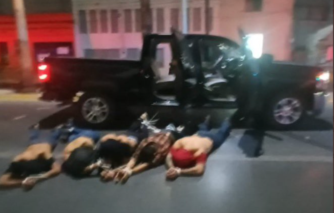 Entregan amarrados a presuntos asesinos de estadounidenses en Matamoros