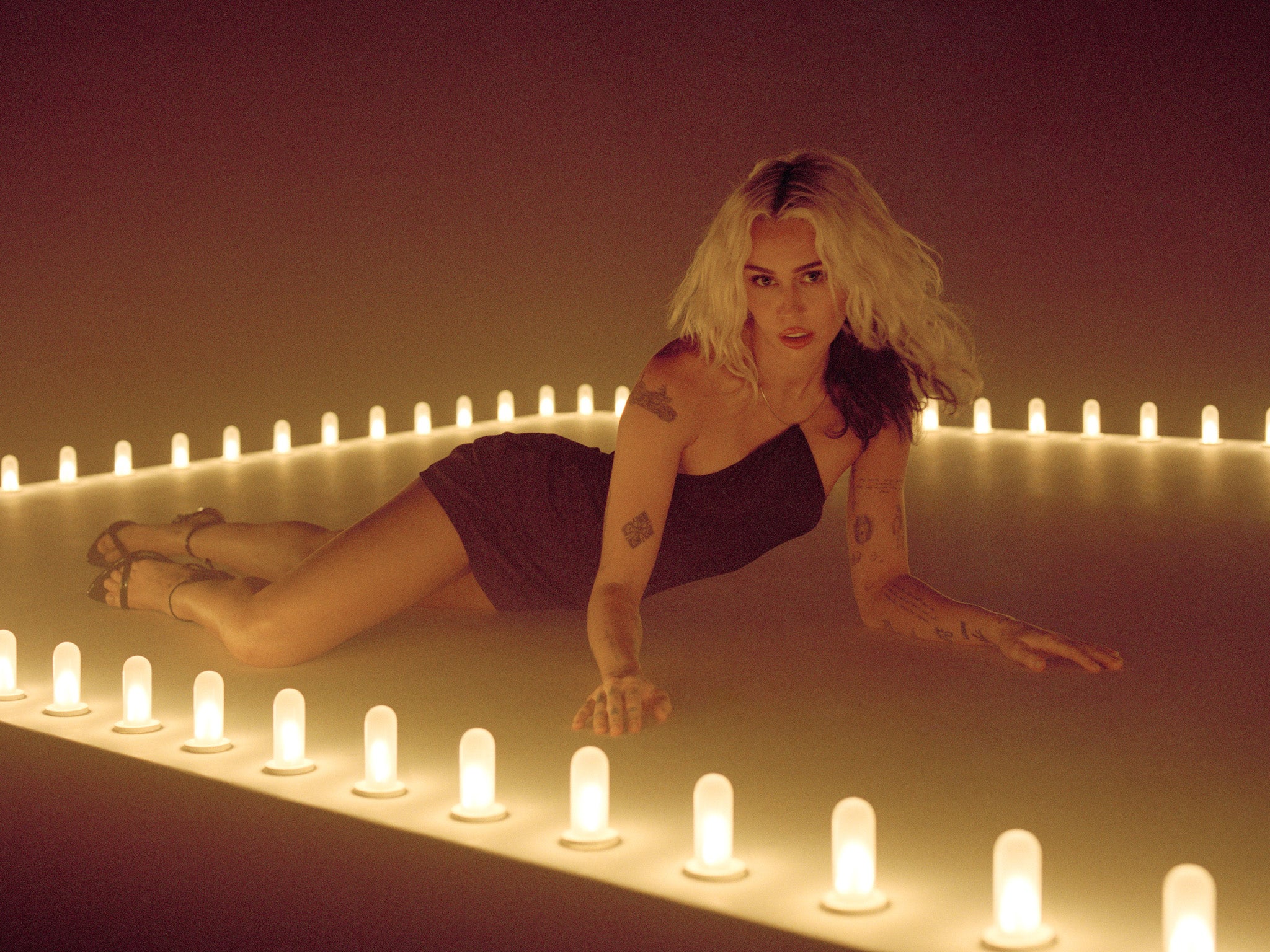 Fans de Miley Cyrus especulan referencias a Liam Hemsworth en su nuevo álbum “Endless Summer Vacation”