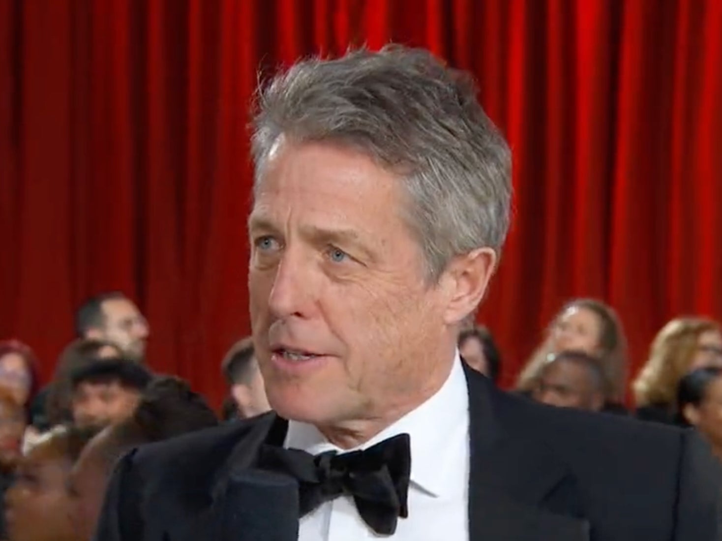 Oscar 2023: Hugh Grant divide opinión de los fans con “pésima” entrevista en la alfombra roja