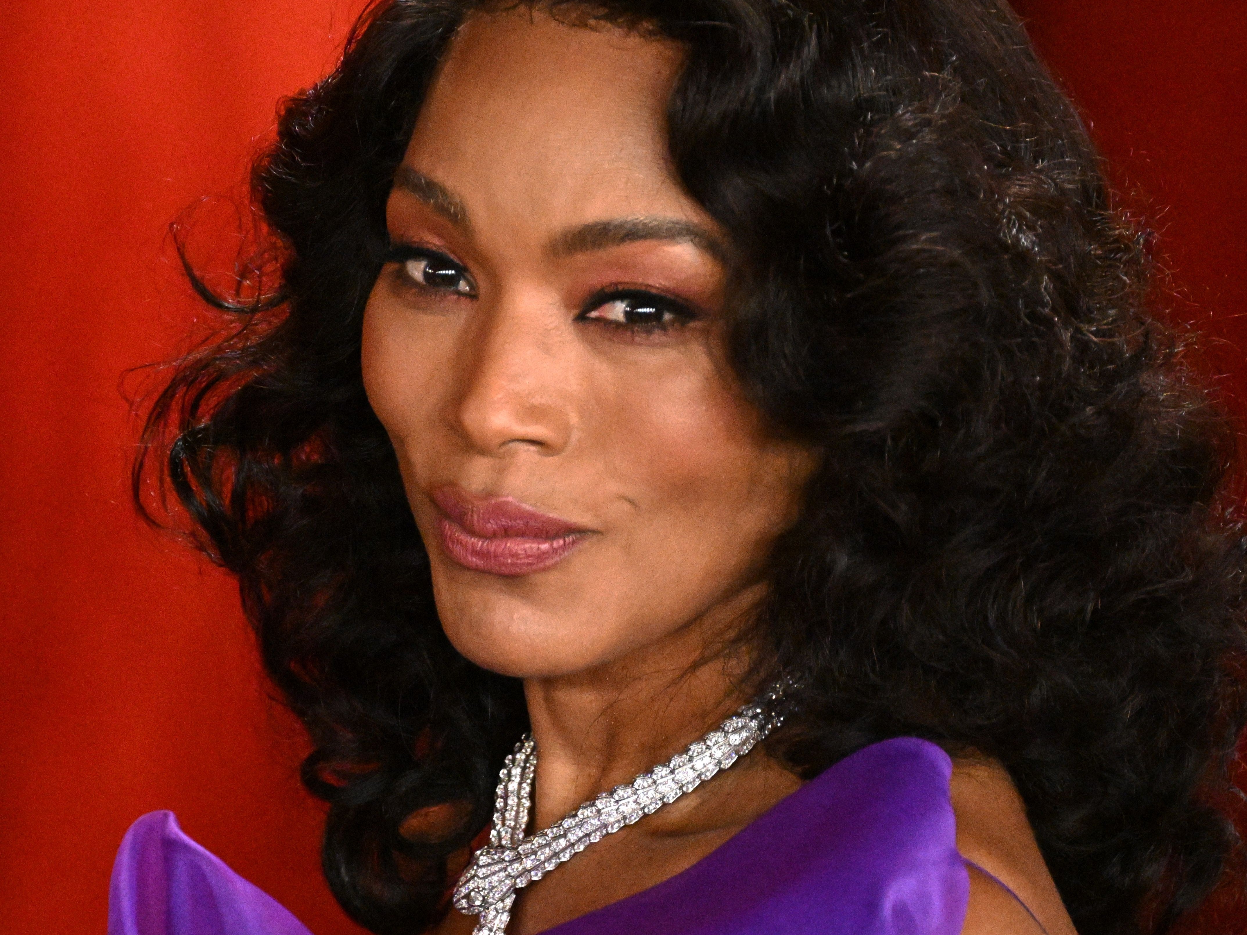 “Le robaron”: Celebran la reacción “real” de Angela Bassett por perder el Oscar ante Jamie Lee Curtis