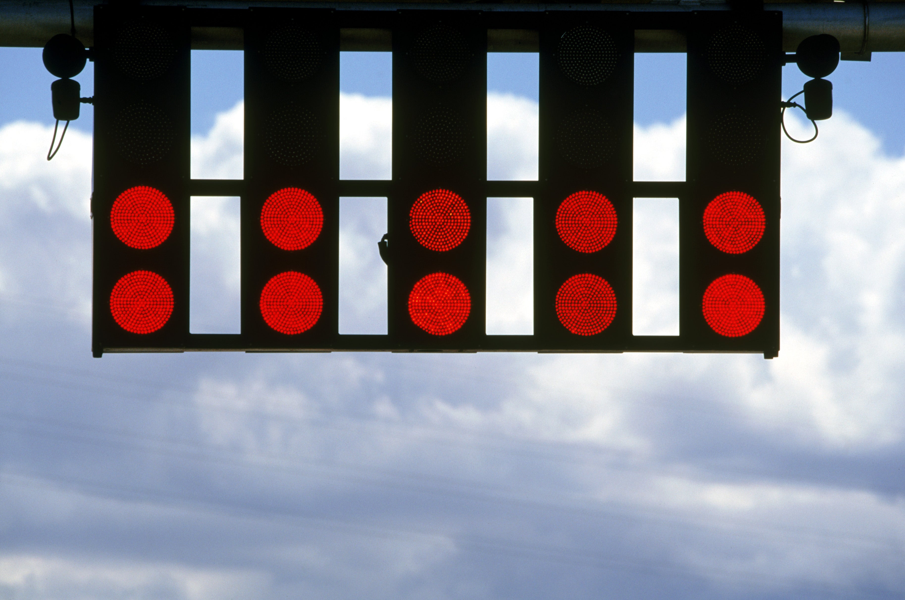 Científicos quedan atónitos al detectar por primera vez “reflejos del tiempo” en ondas electromagnéticas