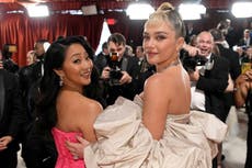 AP FOTOS: Momentos espontáneos en la alfombra de los Oscar