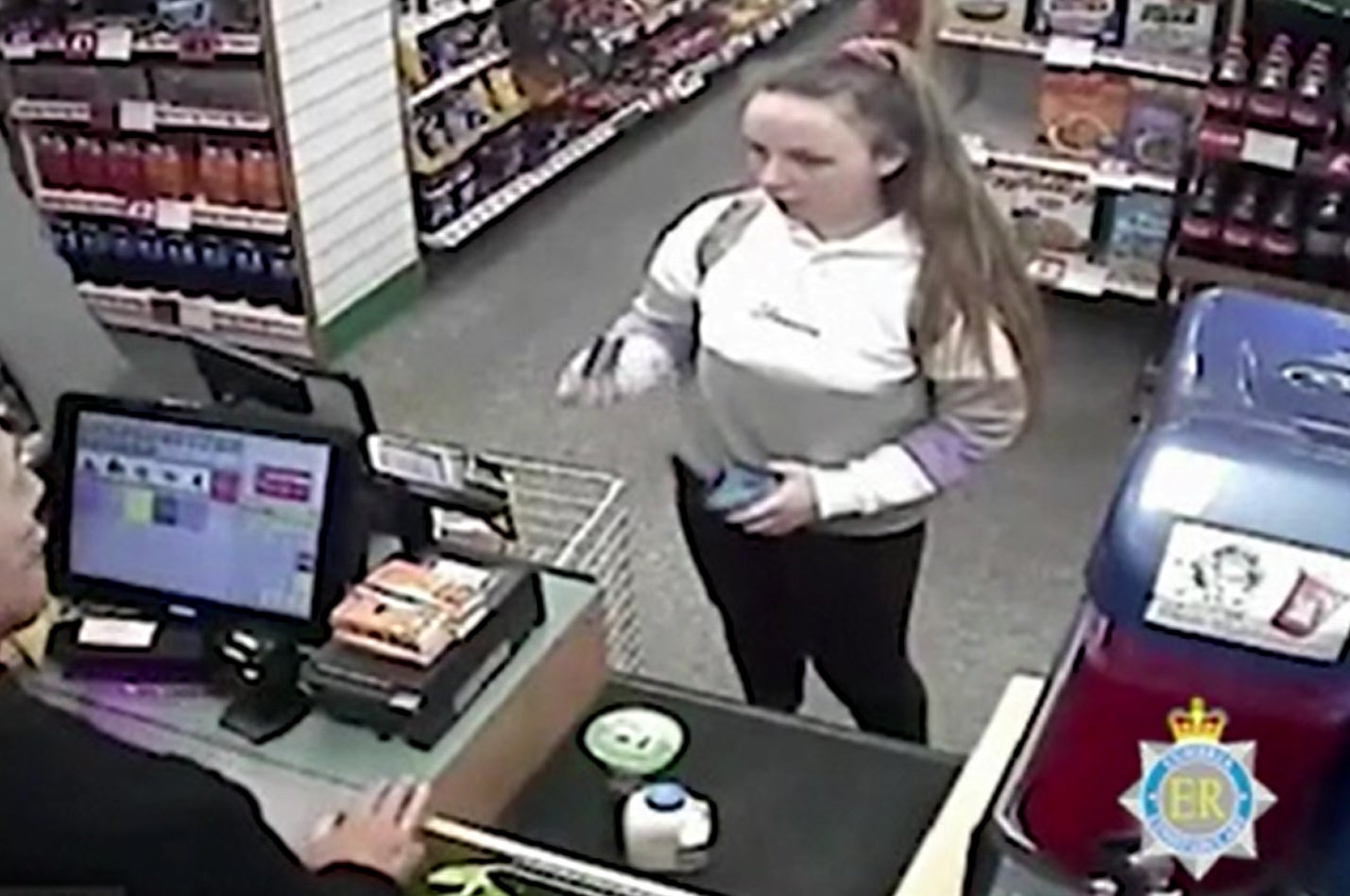 Captura de pantalla de las cámaras de seguridad de la policía de Cumbria en la que se ve a Eleanor Williams comprando en una tienda de conveniencia, en un momento en el que, según ella, estaba siendo víctima de trata de personas