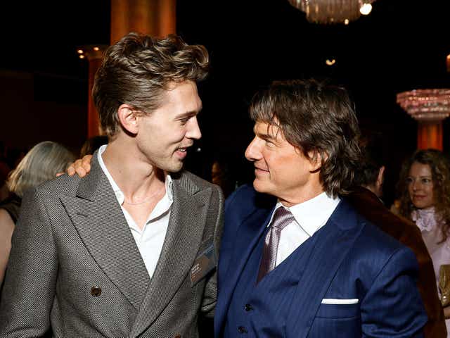 Tom Cruise (derecha) y un fan en el almuerzo de los Oscar