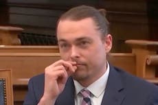 Zachariah Anderson intenta callar el testimonio de su hija haciéndole una seña desde el banquillo de acusado