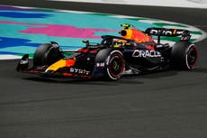 Pérez gana en Arabia Saudí tras resistir carga de Verstappen