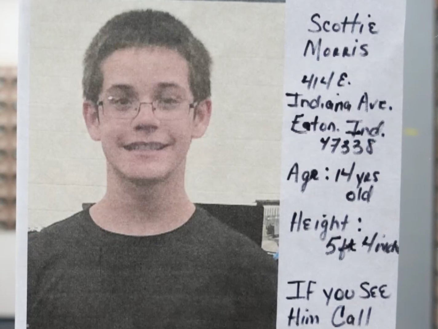 Un cartel muestra a Scottie Morris, de 14 años, desaparecido