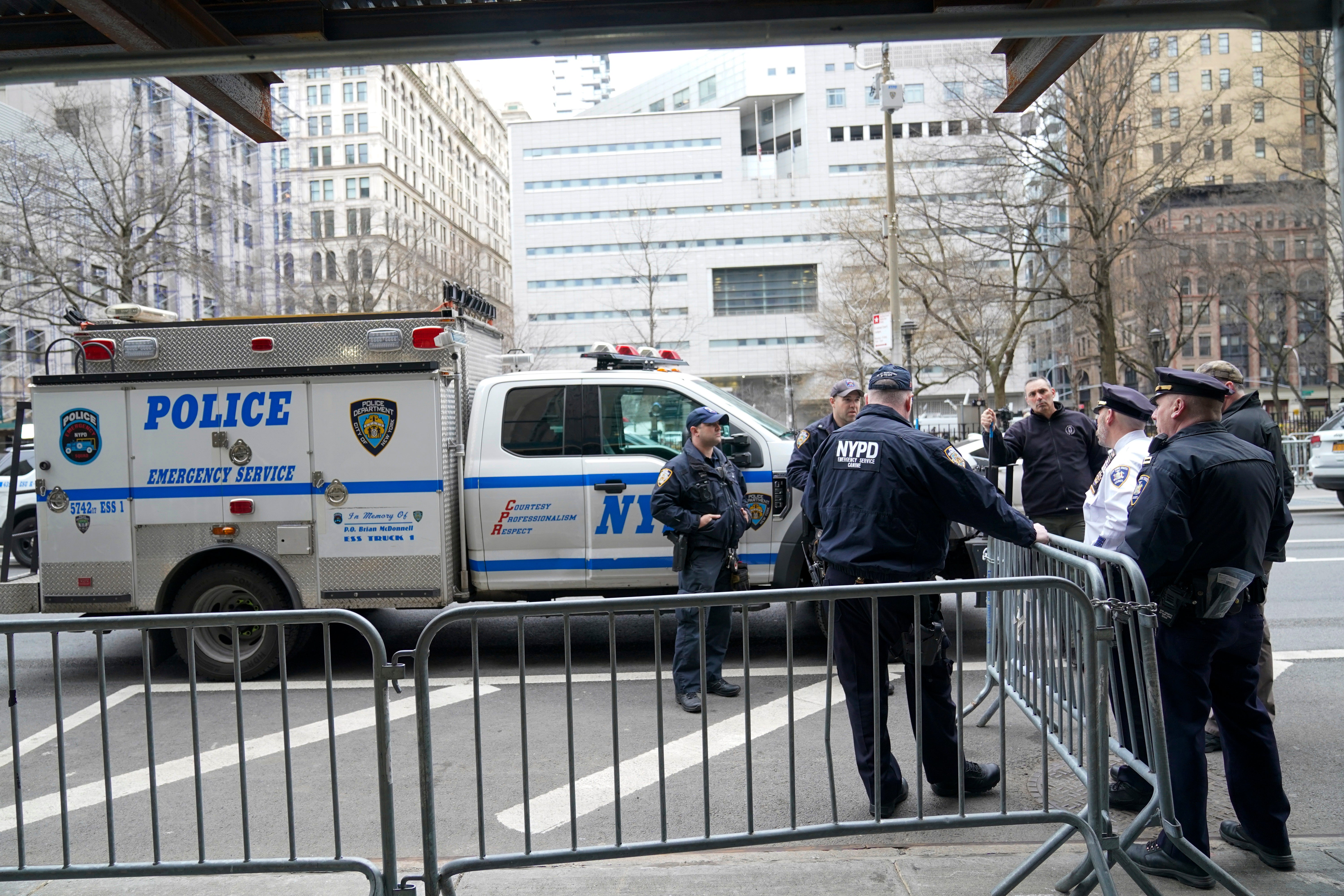 La policía de la ciudad de Nueva York afuera de la corte penal de Manhattan