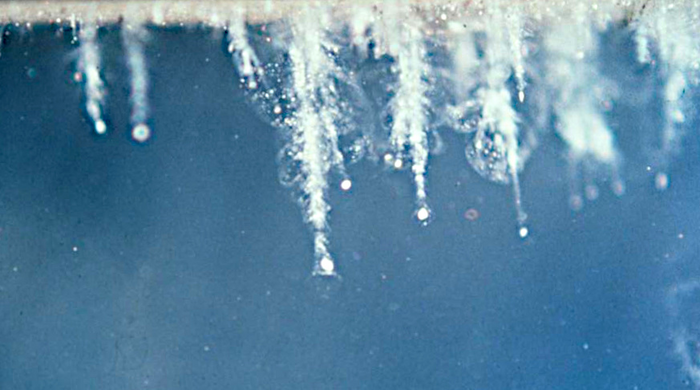 Aunque no forma parte de este estudio, esta foto tomada con un microscopio muestra las trayectorias de impacto y los cuerpos de pequeñas partículas de restos de cometa de la misión Stardust de la agencia espacial estadounidense NASA en 2004