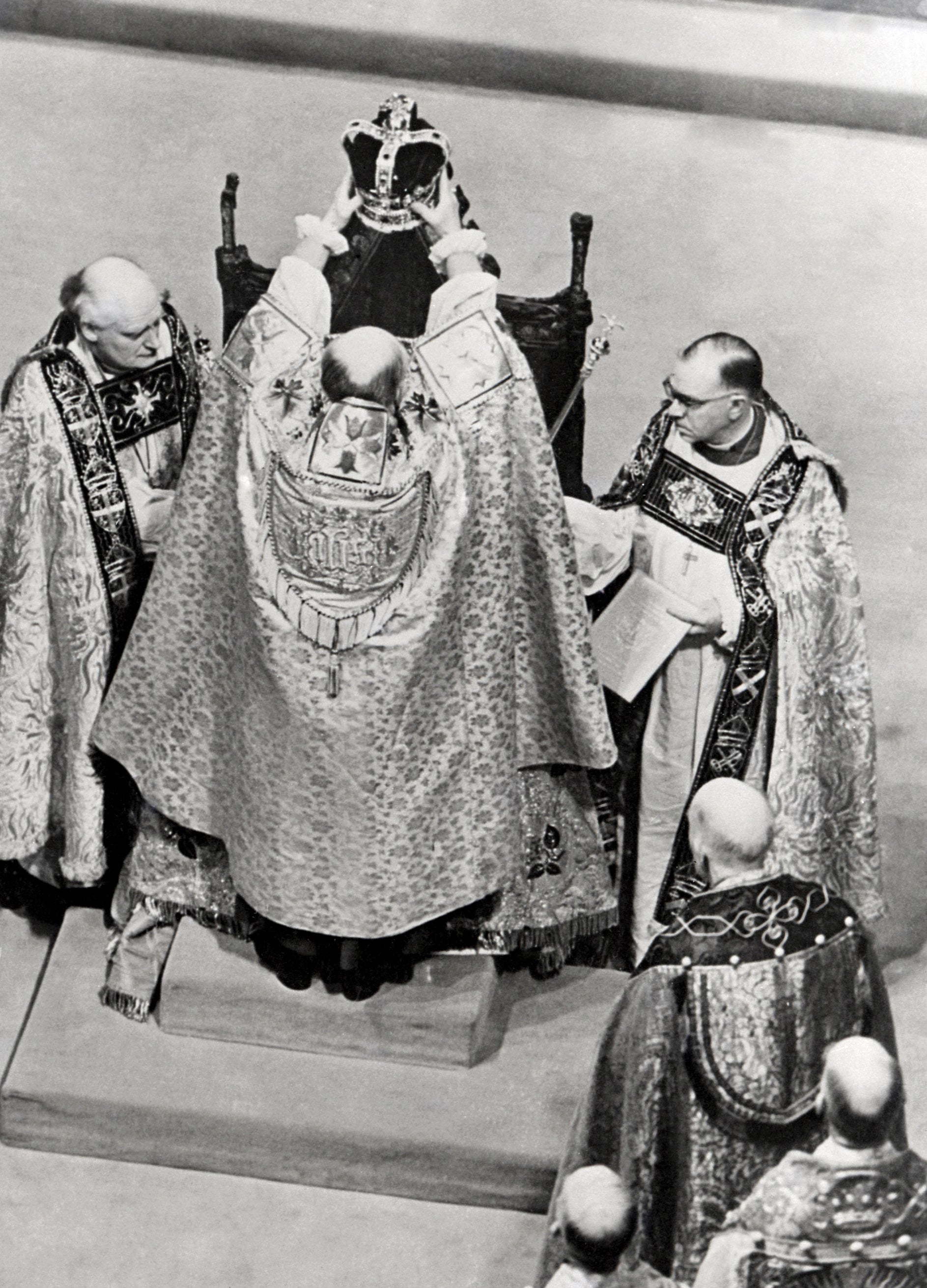 Una imagen de la coronación de la reina Isabel II, sentada en la Silla de la Coronación, conocida como Silla de San Eduardo, el 2 de junio de 1953
