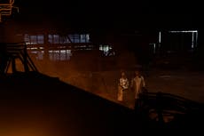 Una acería en guerra muestra el golpe económico a Ucrania