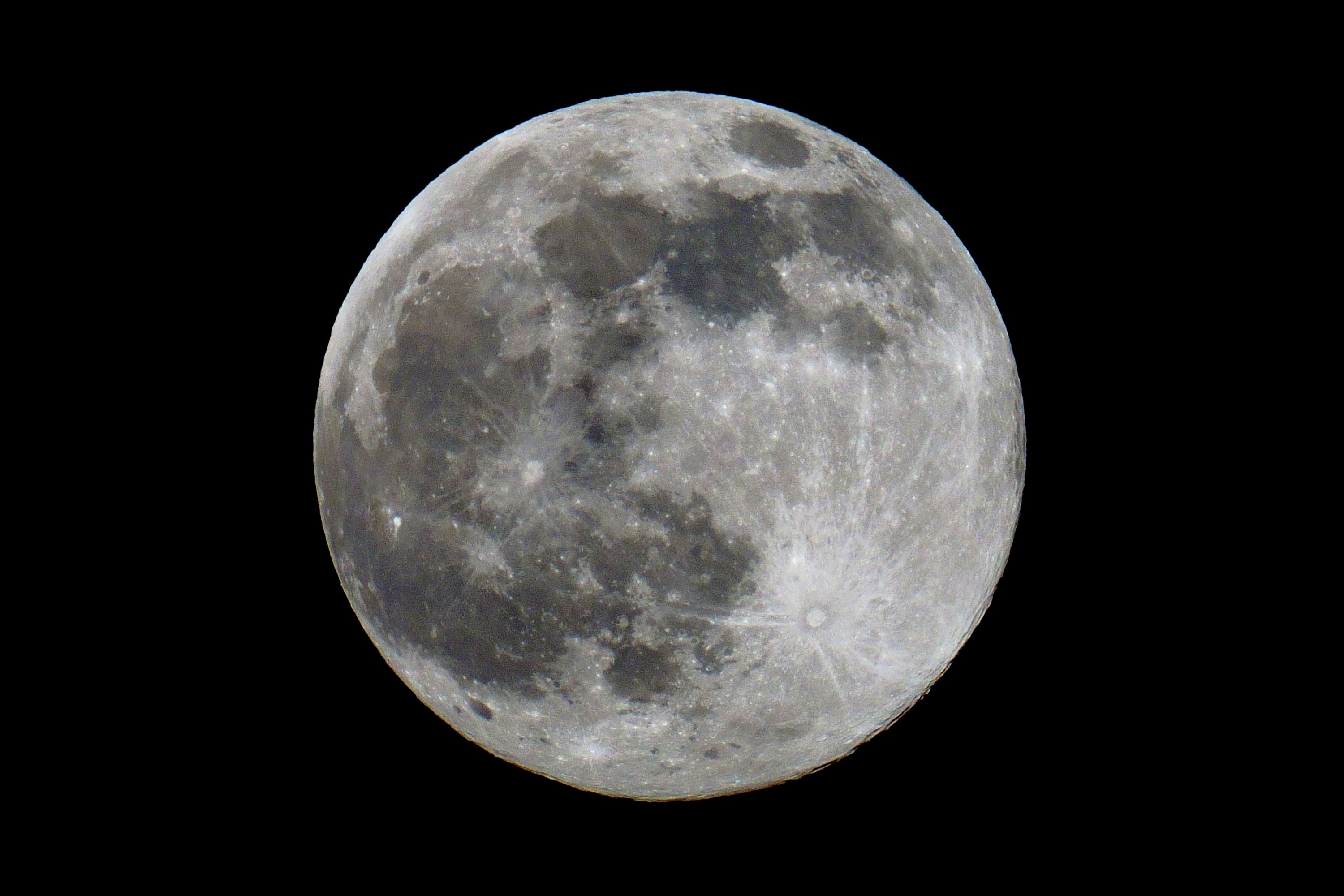 Científicos encuentran gran “depósito” de agua en la Luna
