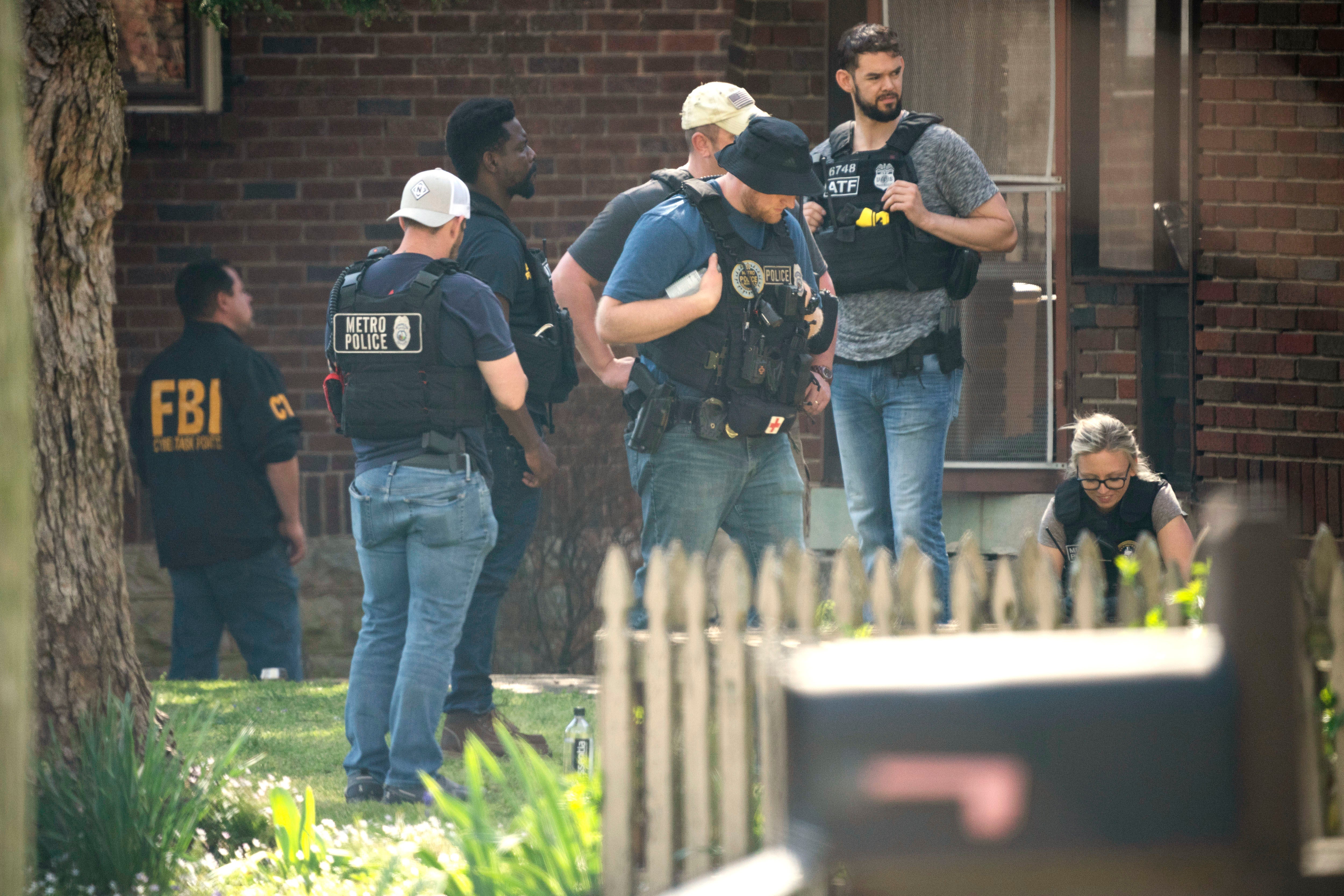 Agentes de policía y del FBI en una casa de Nashville, donde se cree que vivía Audrey Hale