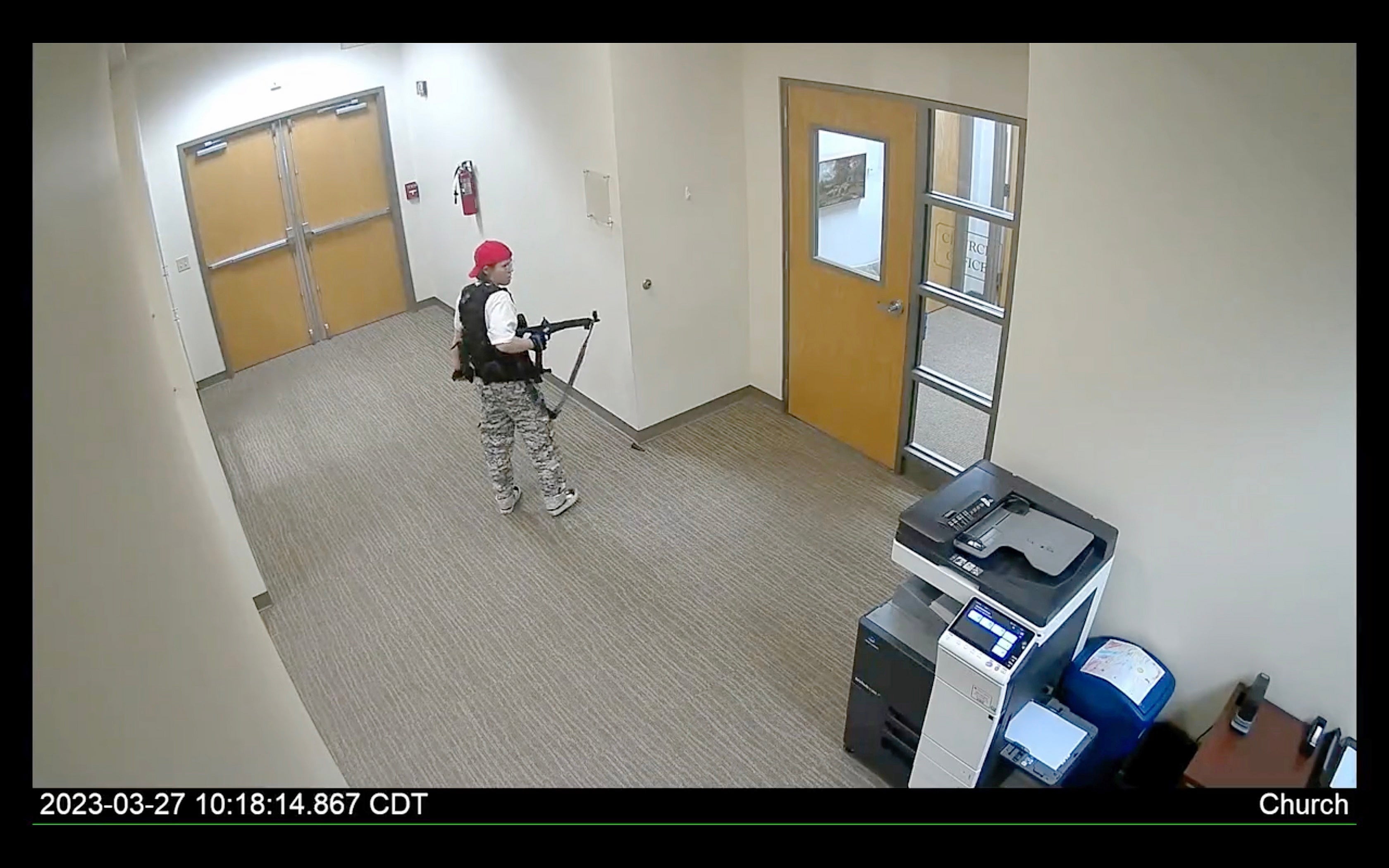 Una captura del vídeo de vigilancia difundido por la policía muestra al tirador durante el ataque a la Covenant School de Nashville