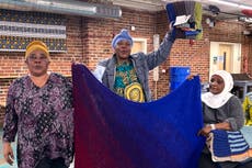 Mantas hechas a mano reciben a refugiados y migrantes a EEUU