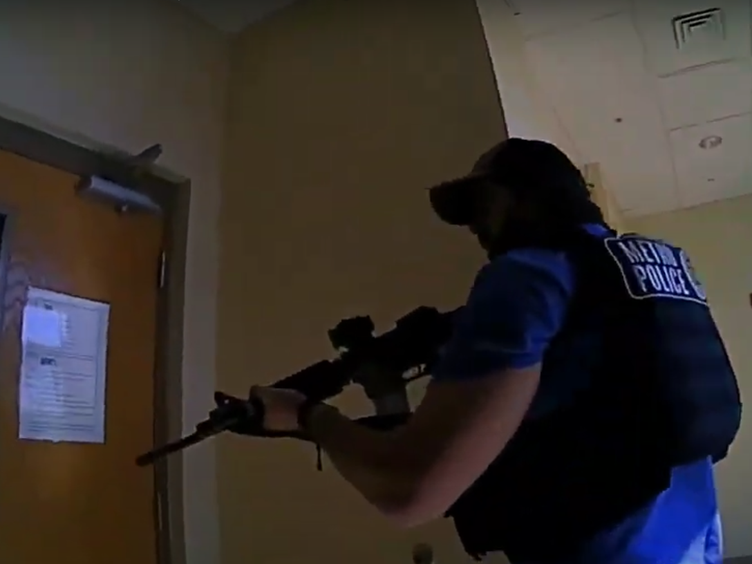 Cámara corporal de la policía que respondió a la situación de tirador activo en The Covenant School, Nashville, Tennessee