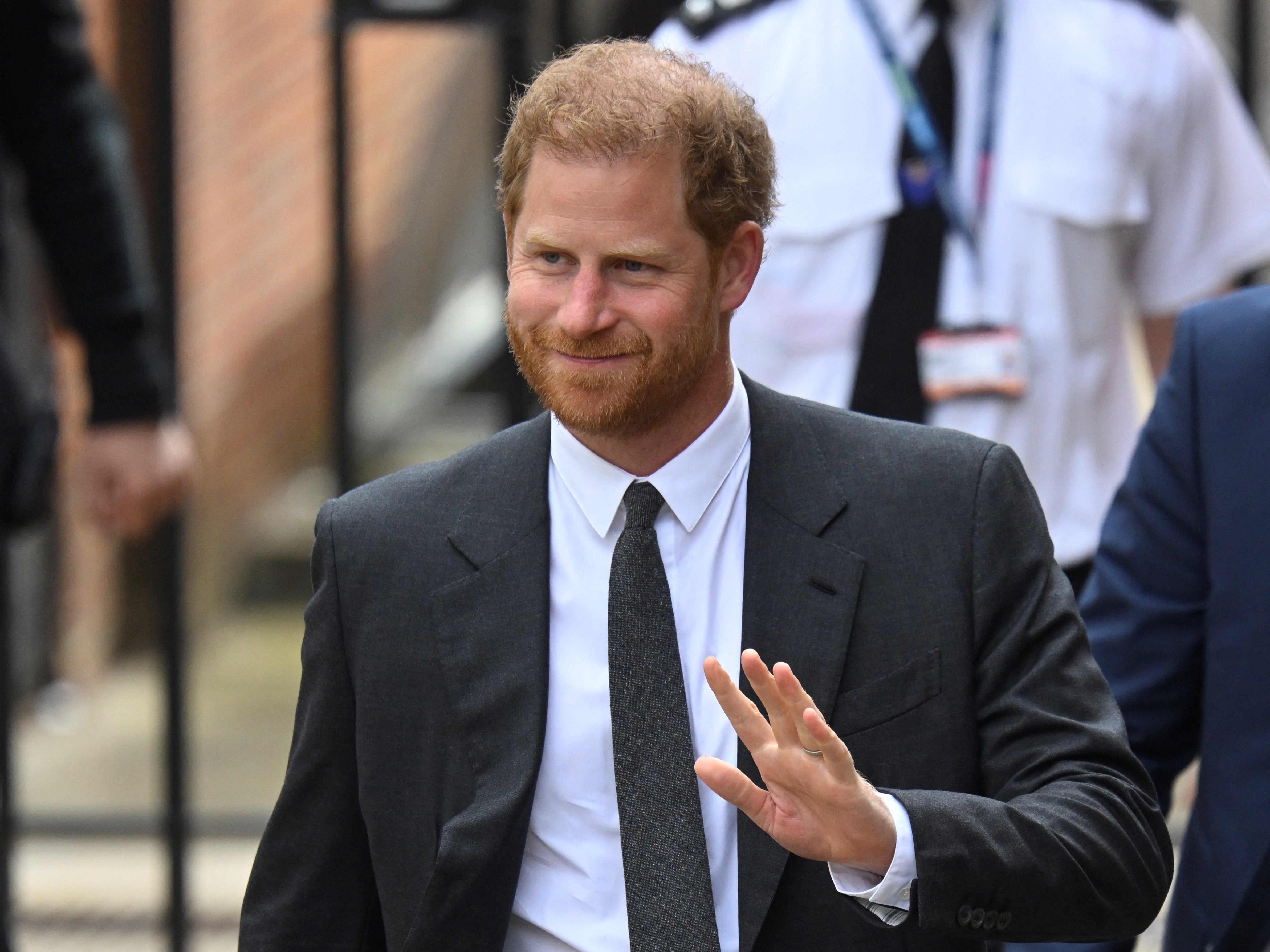 El príncipe Harry asistirá a la coronación de su padre sin su esposa