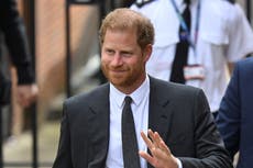 El Príncipe Harry deja atónitos a los pasajeros al llegar en un vuelo comercial a la coronación del Rey Carlos