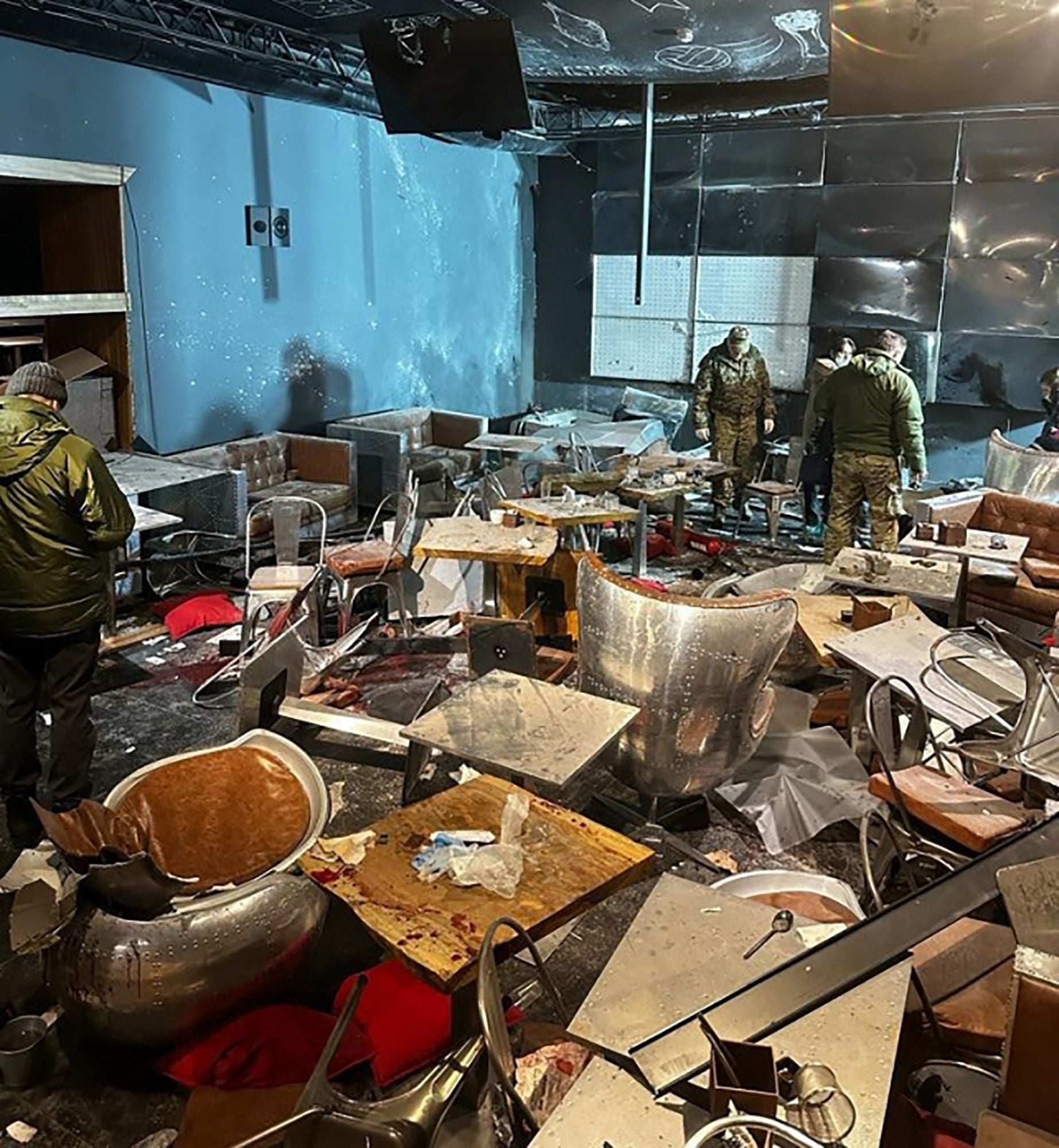 Inspectores rusos exploran la escena del café explotado