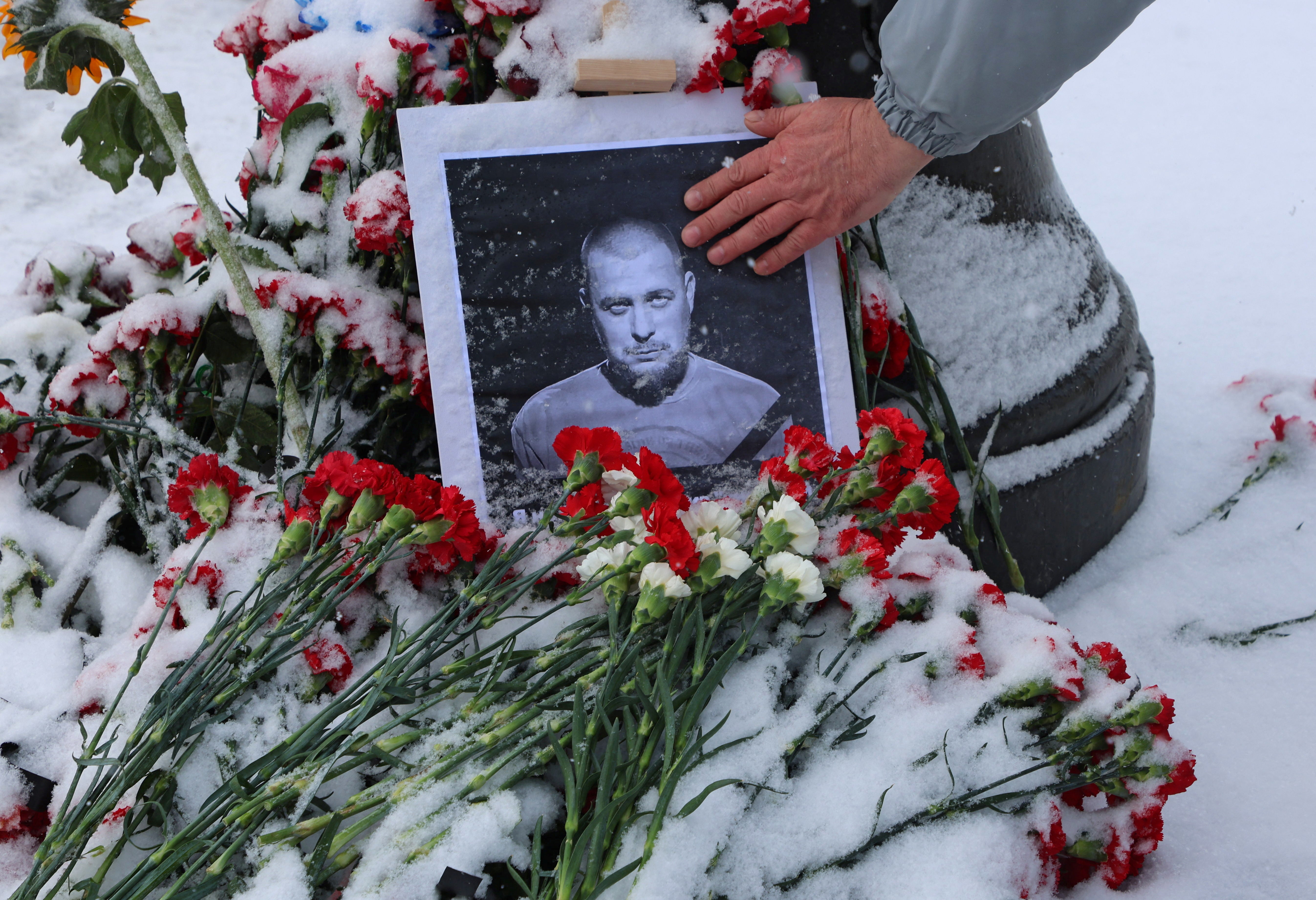 Un retrato de Tatarsky, cuyo nombre real es Maxim Fomin, cerca del lugar de la explosión