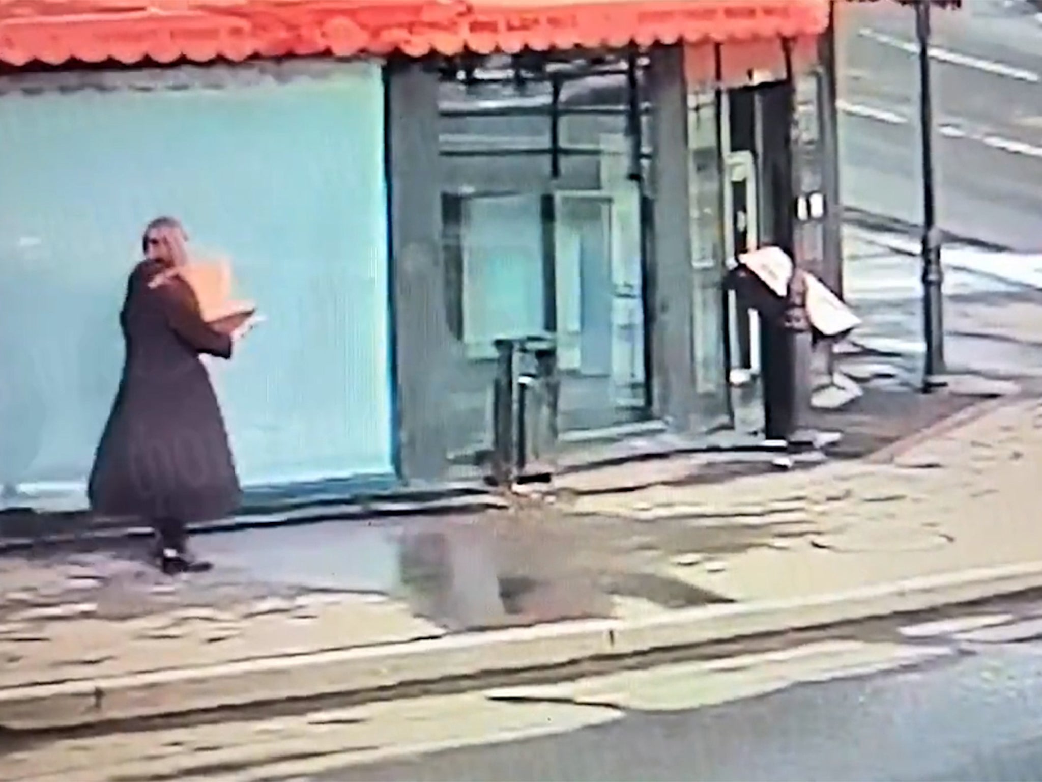 Vídeo aparentemente muestra a una mujer con una caja caminando a un café en San Petersburgo donde un bloguero partidario de Putin fue asesinado