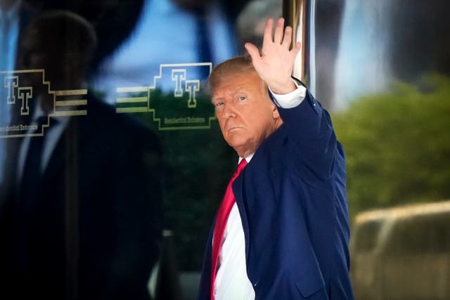 El expresidente Donald Trump llega a la Torre Trump en Nueva York, el lunes 3 de abril de 2023