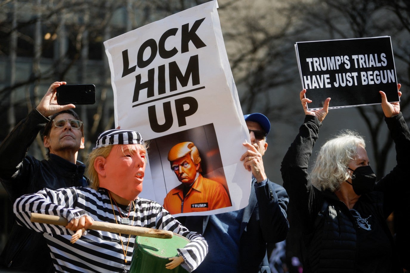 Manifestantes en contra de Trump protestan afuera de la corte penal de Manhattan
