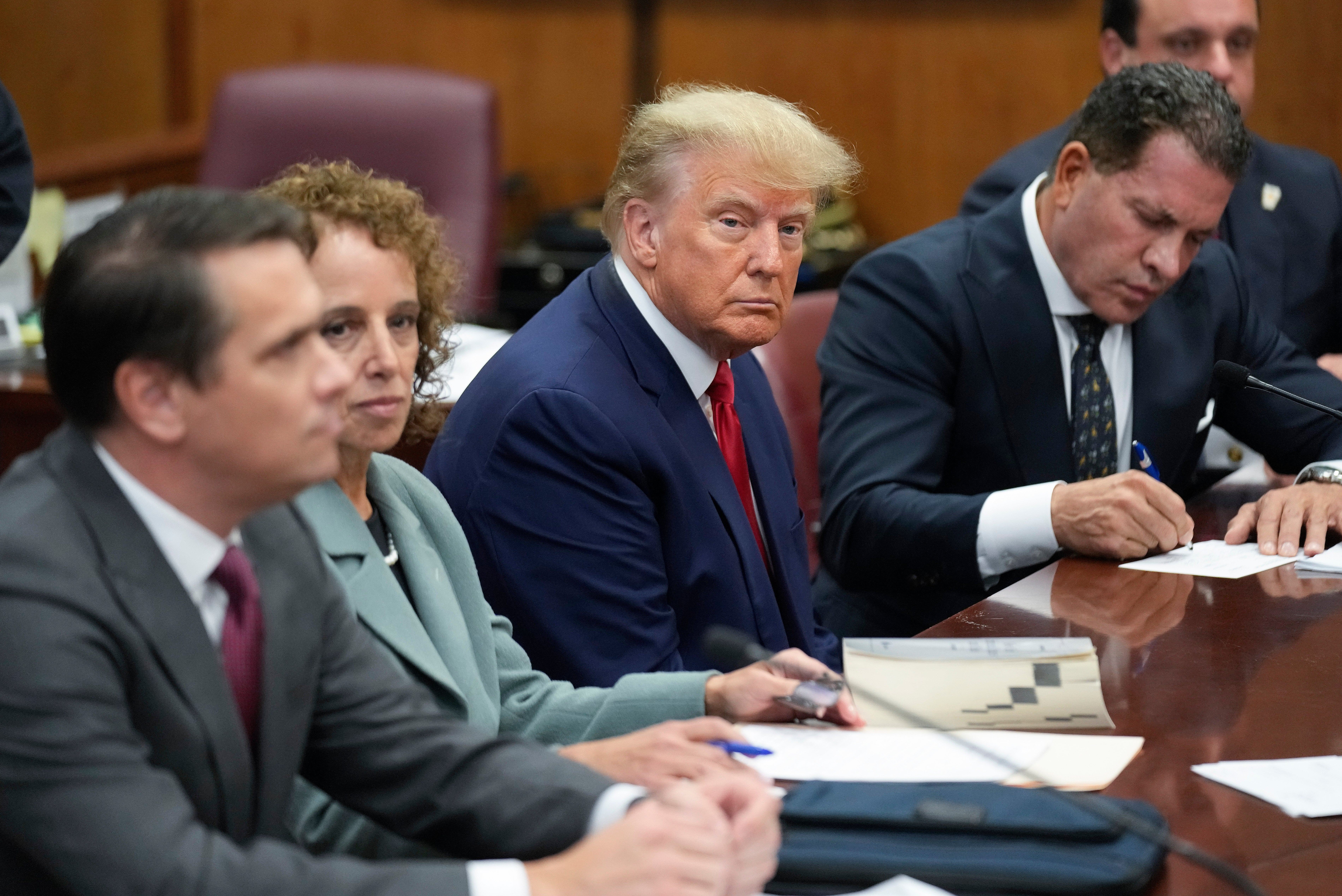 El expresidente Donald Trump se sienta en la mesa de la defensa con su equipo de abogados en una corte de Manhattan el martes 4 de abril