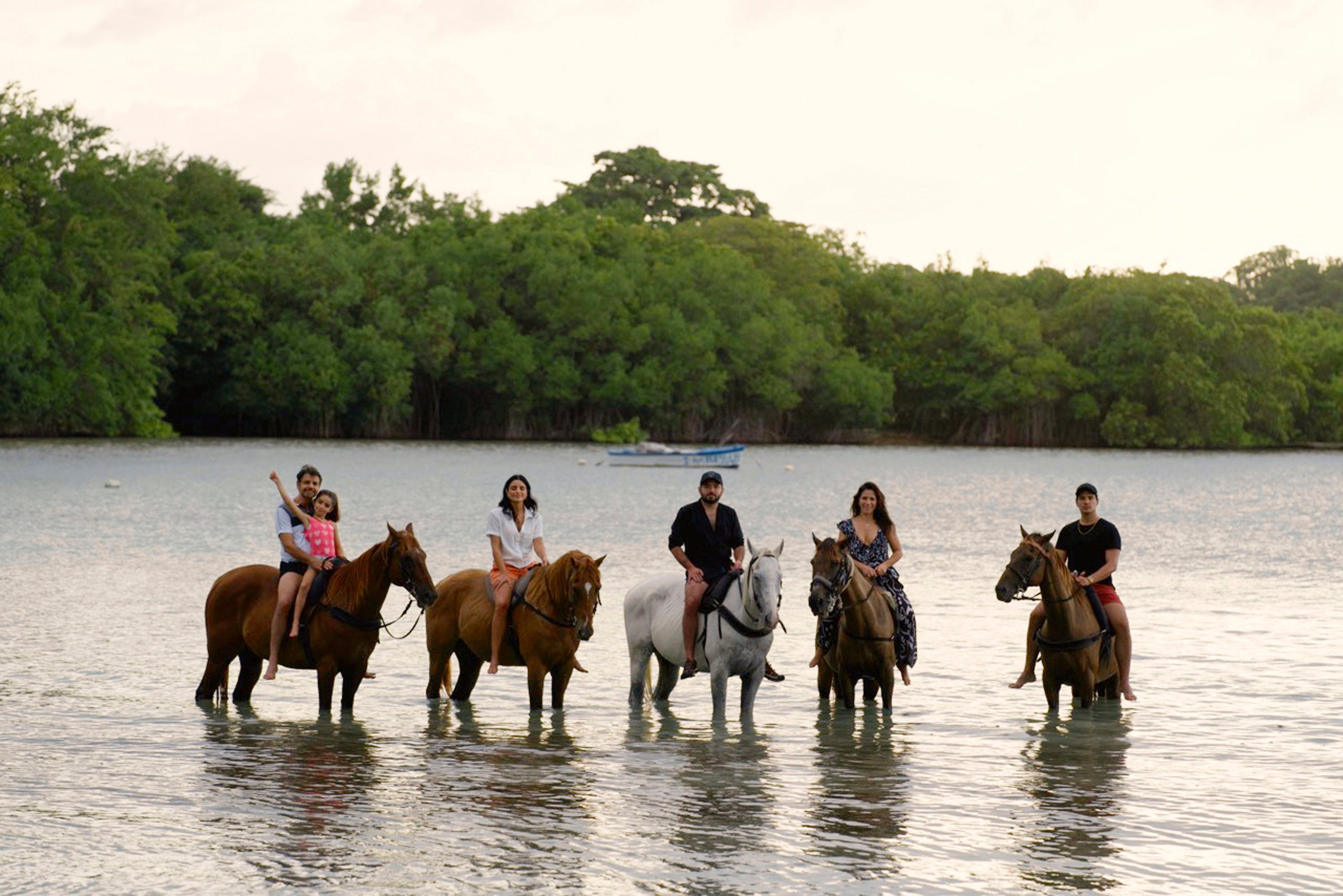 DE VIAJE CON LOS DERBEZ
