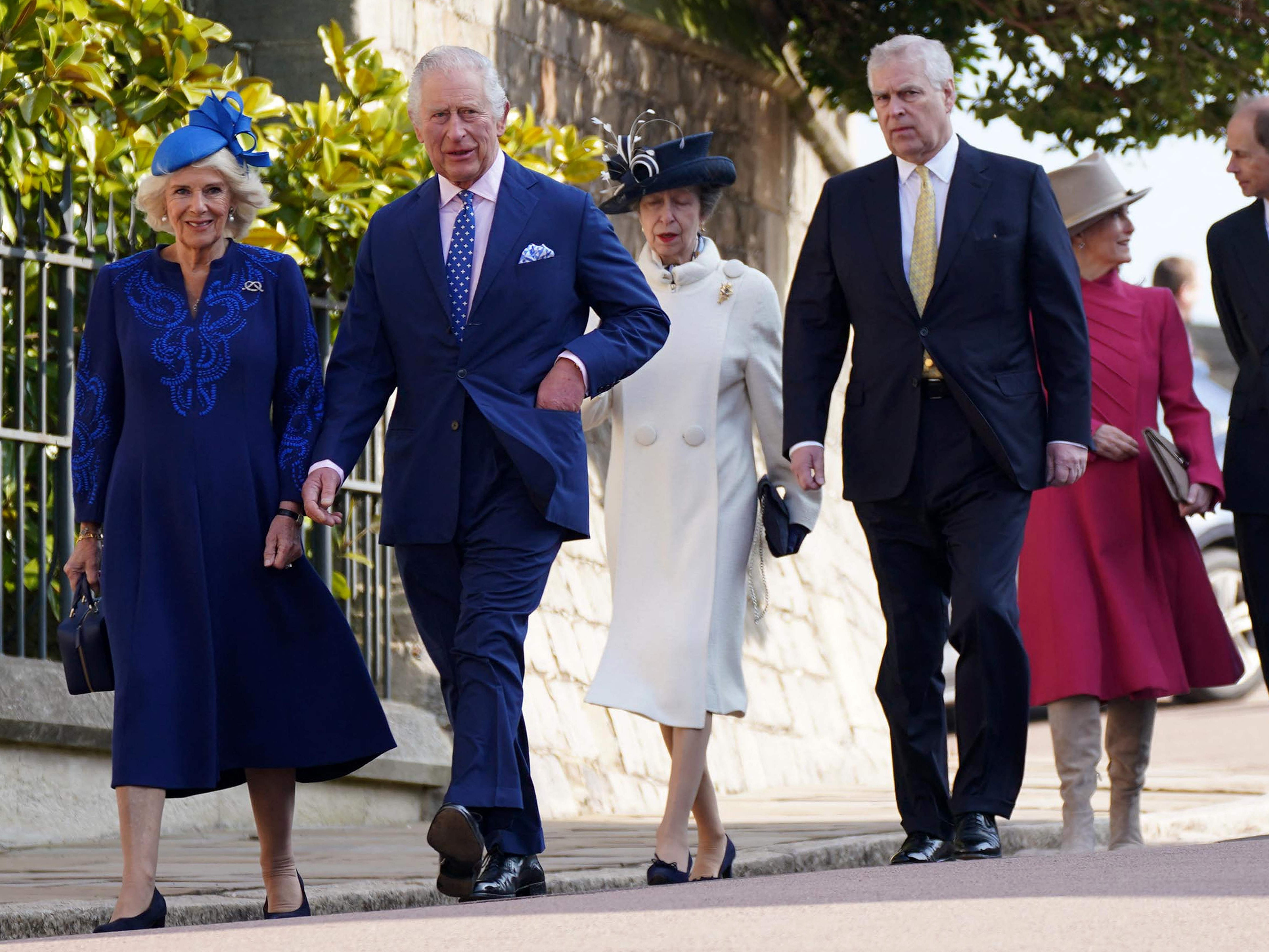 El rey Carlos III y la reina Camila (izq.) caminan con la princesa Anne, princesa real, y el príncipe Andrew, duque de York (centro), Sofía, duquesa de Edimburgo, y el príncipe Edward, duque de Edimburgo (atrás) a su llegada al servicio de maitines de Pascua en la capilla de St. George, castillo de Windsor