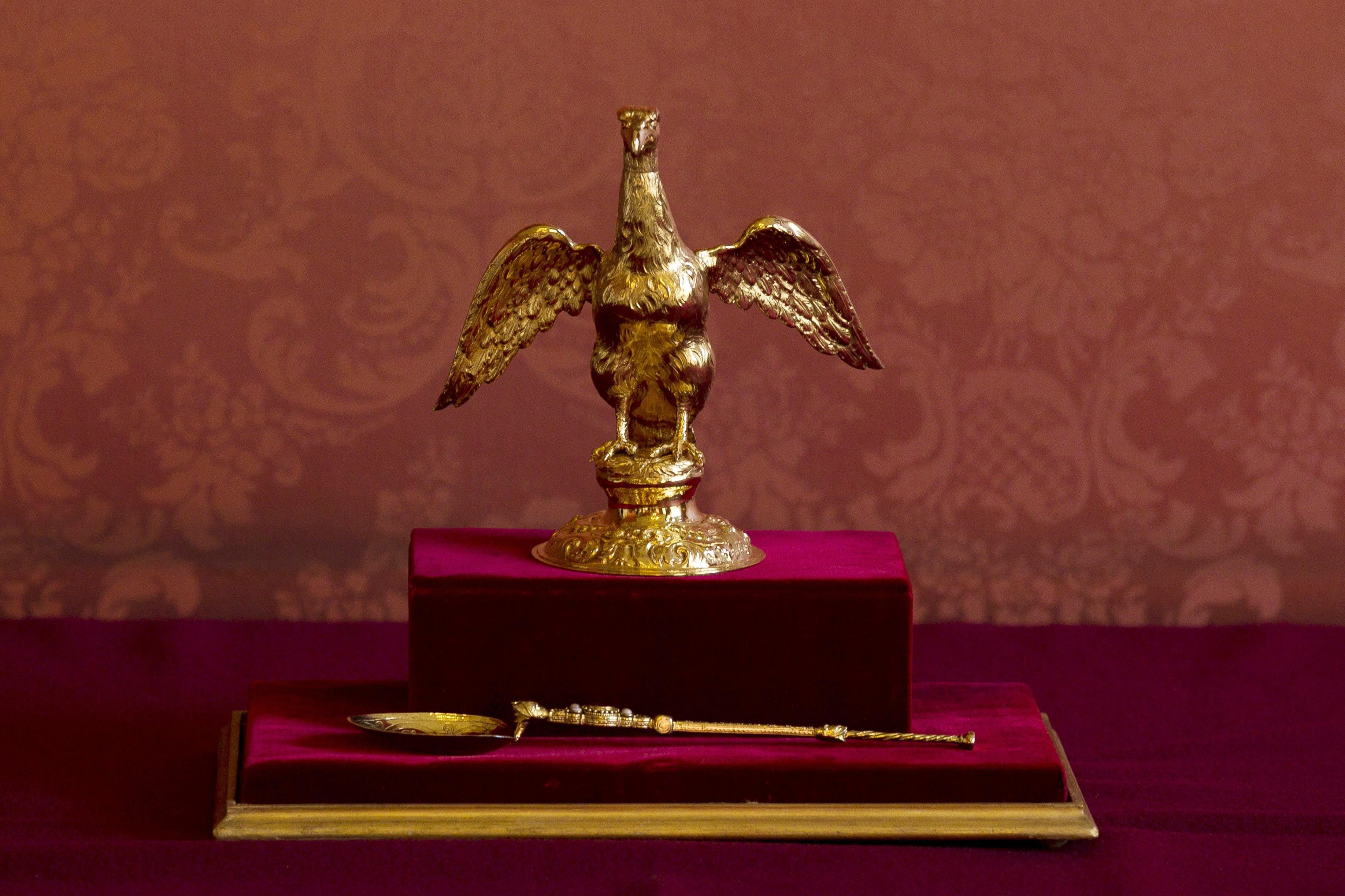 La ampolla y cuchara de la unción que se utilizaron en la coronación de la reina Isabel II en 1953