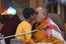 El Dalai Lama se disculpa después de pedirle a un niño que le chupe la lengua