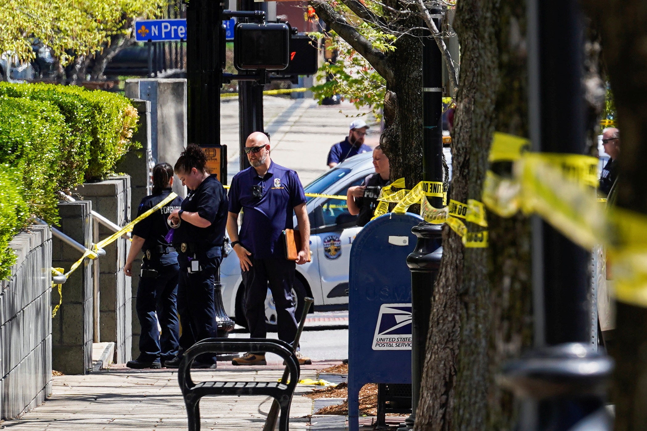 La policía en la escena del tiroteo masivo en el centro de Louisville