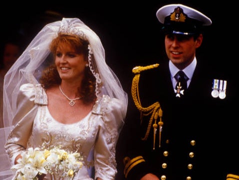 Sarah Ferguson y el príncipe Andrew celebran su boda en 1986. Fergie tendrá que ver las celebraciones del 6 de mayo en la abadía de Westminster desde la televisión