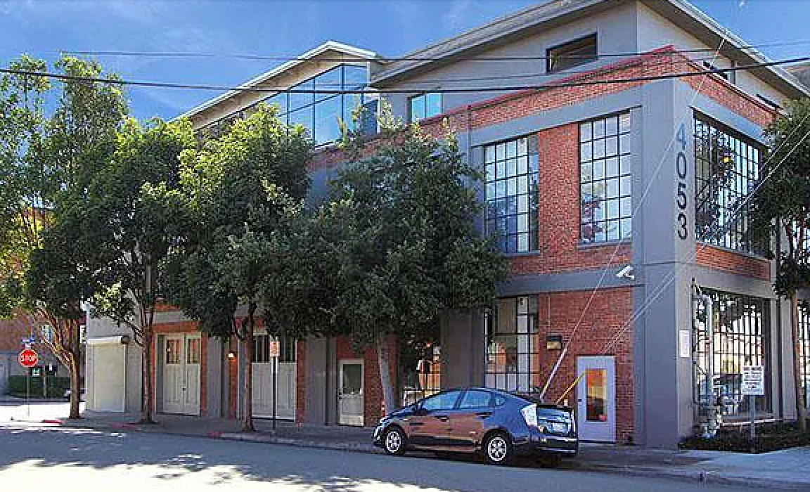 Nima Momeni es dueño de un departamento en este edificio en Emeryville, California, según muestran los registros de propiedad