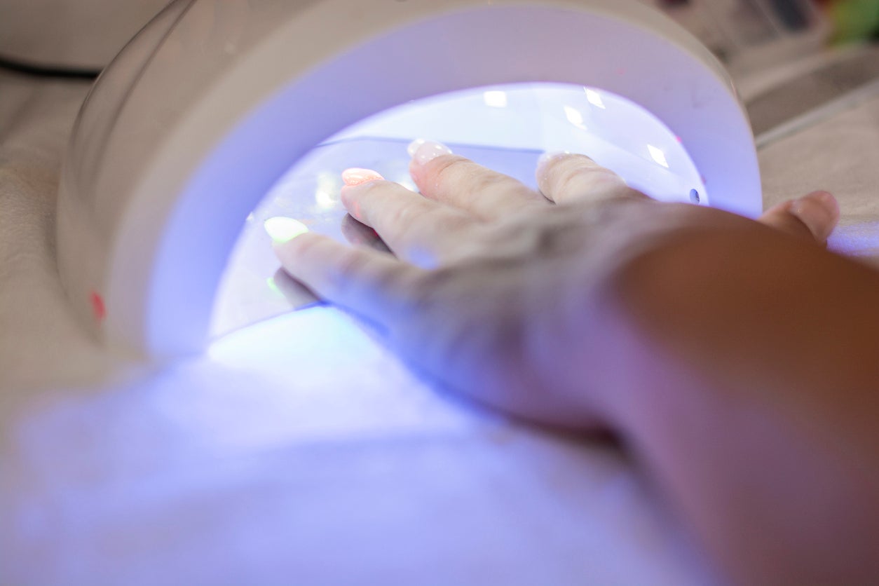 Un químico reacciona al ser expuesto a la luz UV