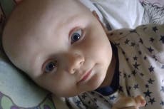 “71 moretones y 57 fracturas”: declaran a pareja en Inglaterra culpable del “salvaje” asesinato de su bebé