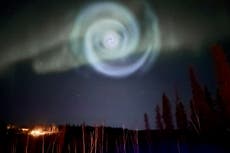 Inusual espiral azul aparece en medio de auroras boreales