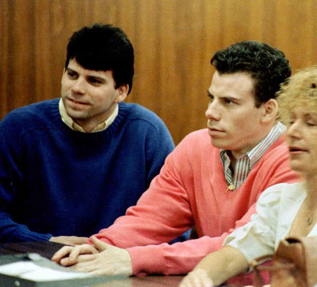 Esta foto de archivo de 1992 muestra a los acusados de doble asesinato Erik, a la derecha, y Lyle Menéndez durante una comparecencia ante el tribunal en Los Ángeles