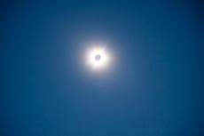 Eclipse solar deslumbra a la gente en Australia e Indonesia
