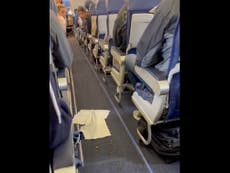 Azafata de Southwest Airlines retrasa despegue de avión por comida regada en los pasillos