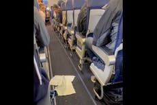 Azafata de Southwest Airlines retrasa despegue de avión por comida regada en los pasillos