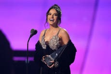 Becky G y Karol G brillan en la noche de los Latin AMAs