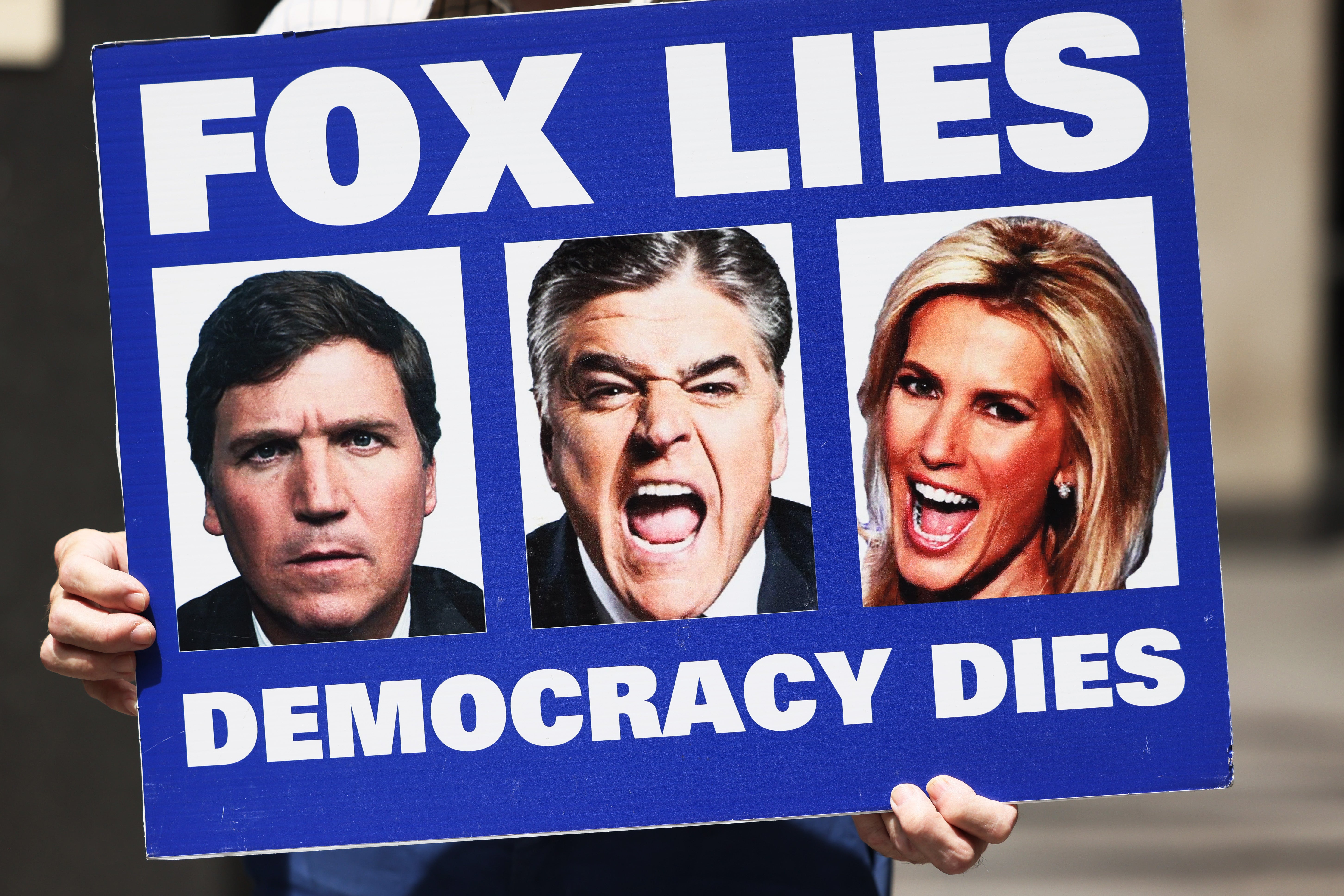 Tucker Carlson, junto con Sean Hannity y Laura Ingraham, era uno de los presentadores de opinión estrella de Fox