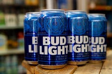 Publicista de Bud Light toma licencia por llamados de boicot