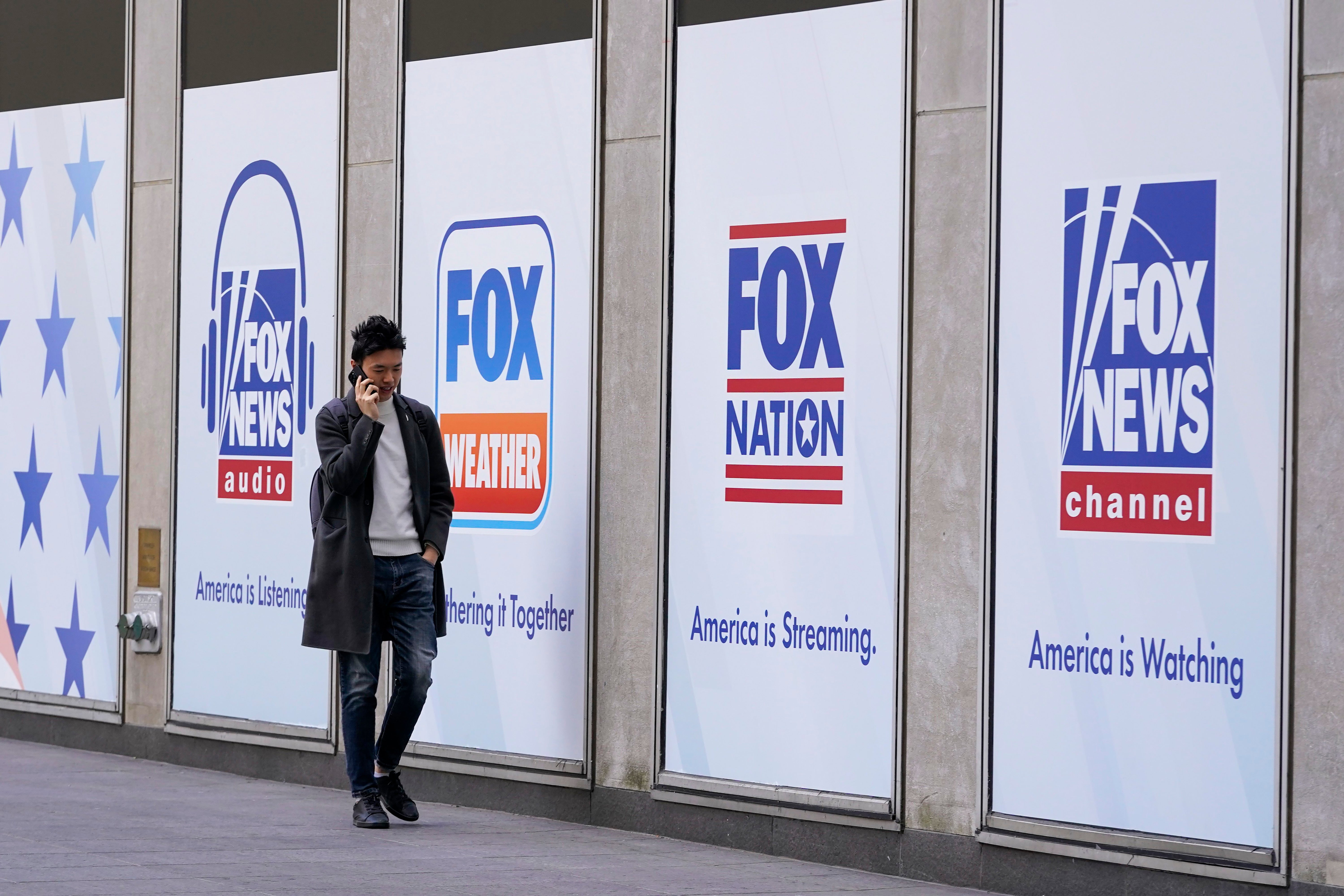 La decisión de Fox News de despedir a Tucker Carlson provino directamente de Rupert Murdoch, según los informes
