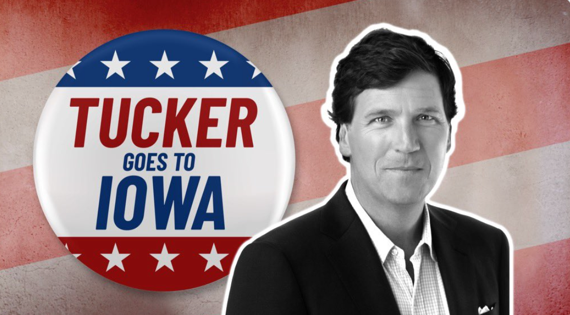 Tucker Carlson presentó botones estilo presidencial con la leyenda “Tucker va a Iowa” al participar en una conferencia conservadora en 2022