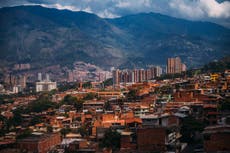 Medellín prohíbe la prostitución tras encontrar a un turista con niñas en su hotel
