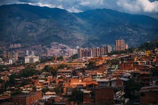 Medellín prohíbe la prostitución tras encontrar a un turista con niñas en su hotel