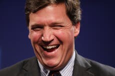 Tucker Carlson anuncia “nueva versión” de su programa que se transmitirá en Twitter tras salida de Fox News